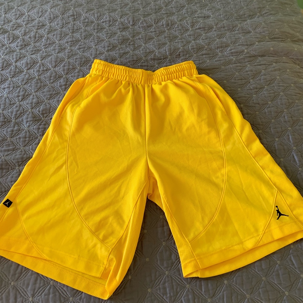 Jordan yellow basketball shorts SZ med